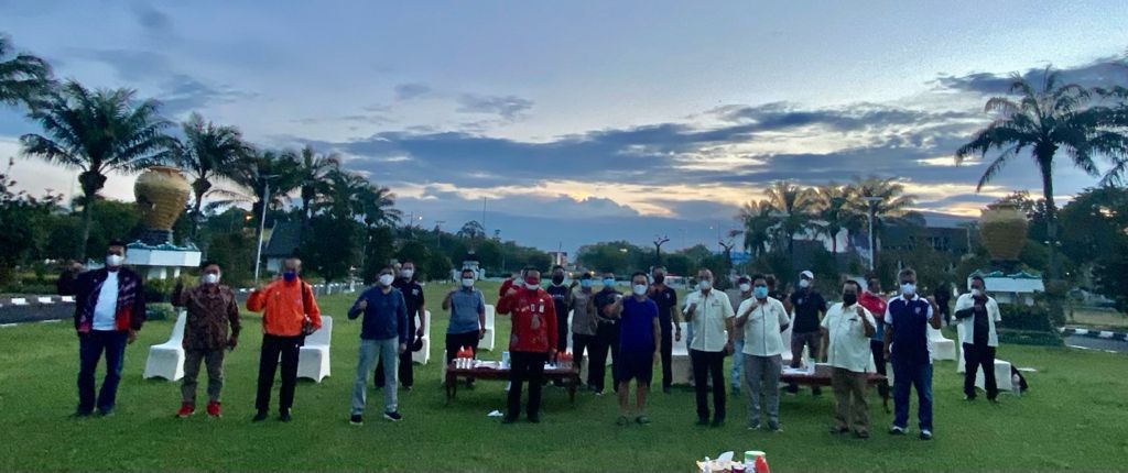 Gubernur Kalteng, H. Sugianto Sabran, saat kegiatan silaturrahmi bersama pengurus KONI Kalteng, Kadispora dan Ketua Pengprov Cabor tingkat Provinsi Kalteng di halaman Istana Isen Mulang, Kamis (26/8/2021) sore