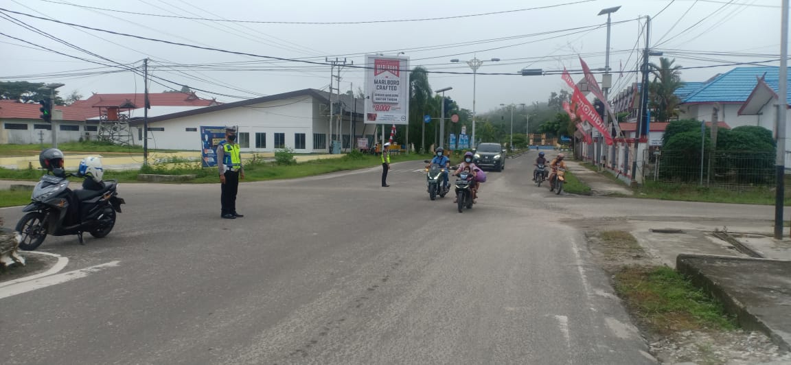 Personil Sat Lantas Polres Gunung Mas (Gumas) jajaran Polda Kalteng saat melaksanakan sosialisasi Saber Pungli di Jalan Temanggung Panji Kuala Kurun, Kabupaten Gunung Mas, Kalteng, Selasa (24/8/2021)