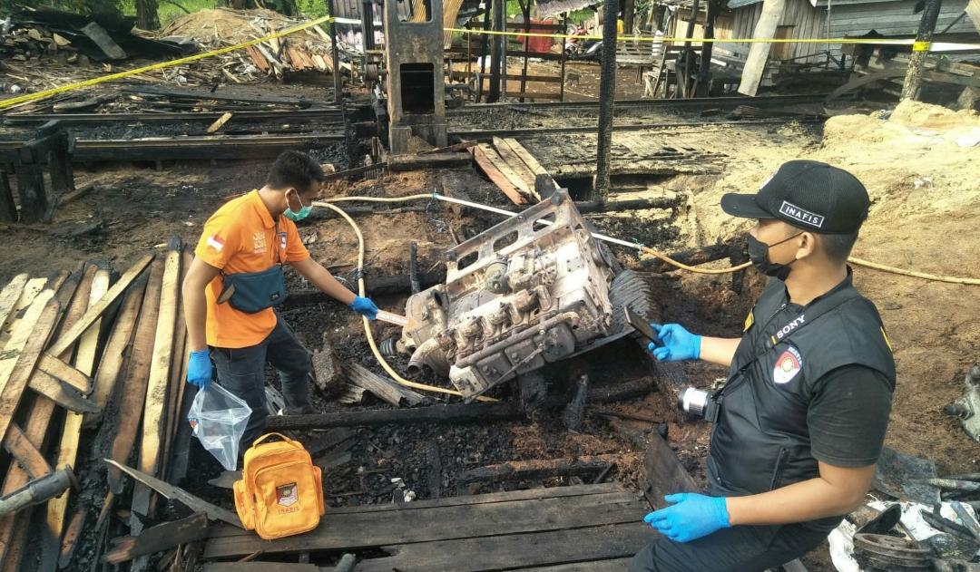 Tim inafis Polresta Palangka Raya memeriksa lokasi kebakaran di bangunan bandsaw