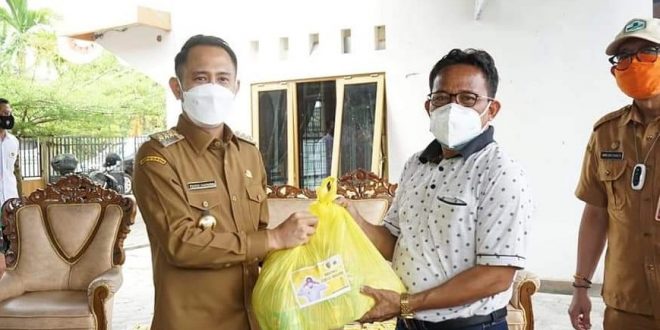 Wali Kota Palangka Raya, Fairid Naparin saat menyerahkan bantuan sosial