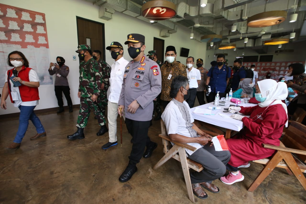 Panglima TNI Marsekal Hadi Tjahjanto, Kapolri Jenderal Listyo Sigit Prabowo dan Menteri Kesehatan Budi Gunadi Sadikin saat meninjau pelaksanaan vaksinasi masyarakat dan buruh di Kabupaten Boyolali, Jawa Tengah