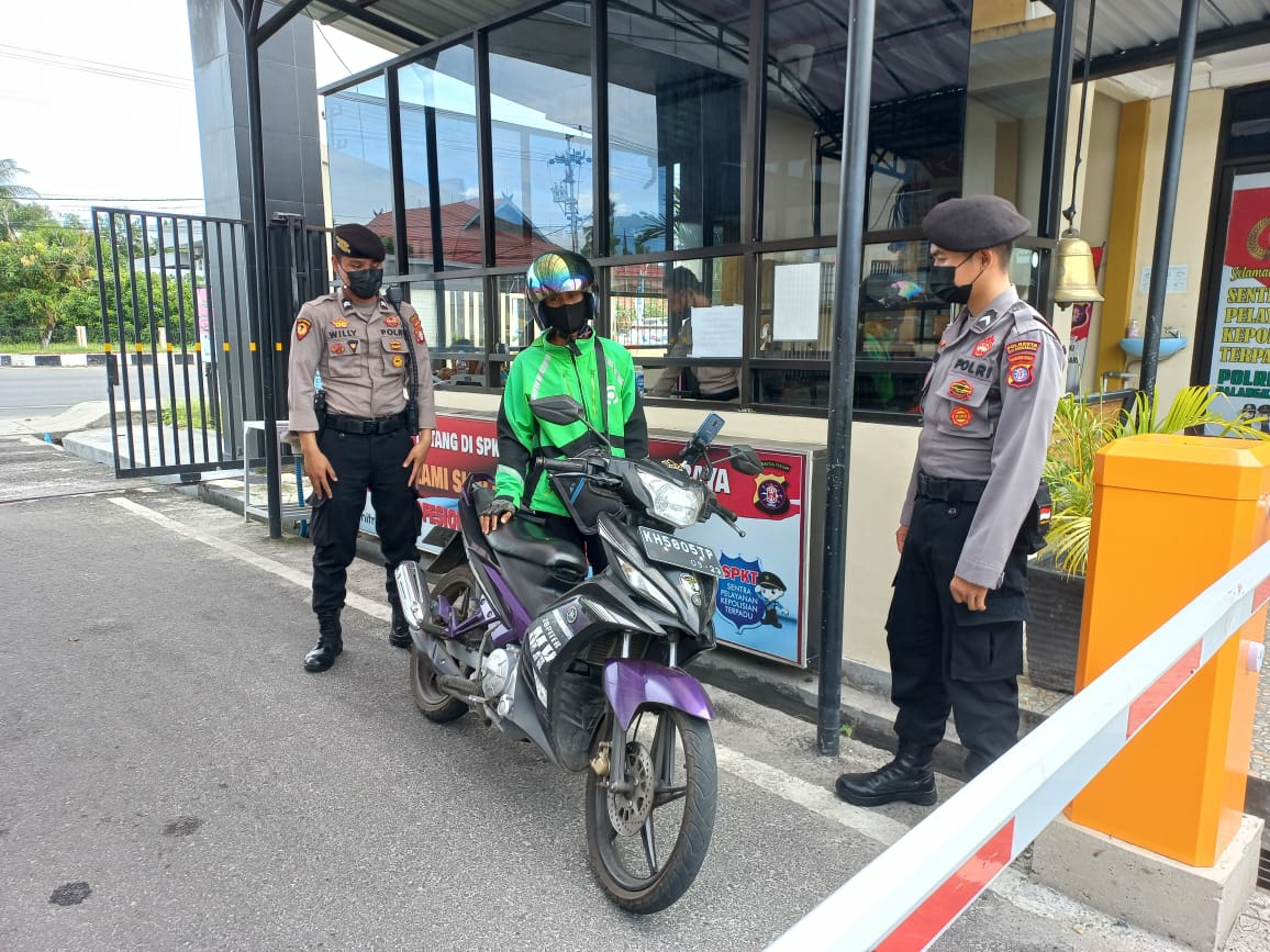 Personel Sabhara Polresta Palangka Raya di tengah pemeriksaan pengunjung yang hendak masuk ke Mapolresta