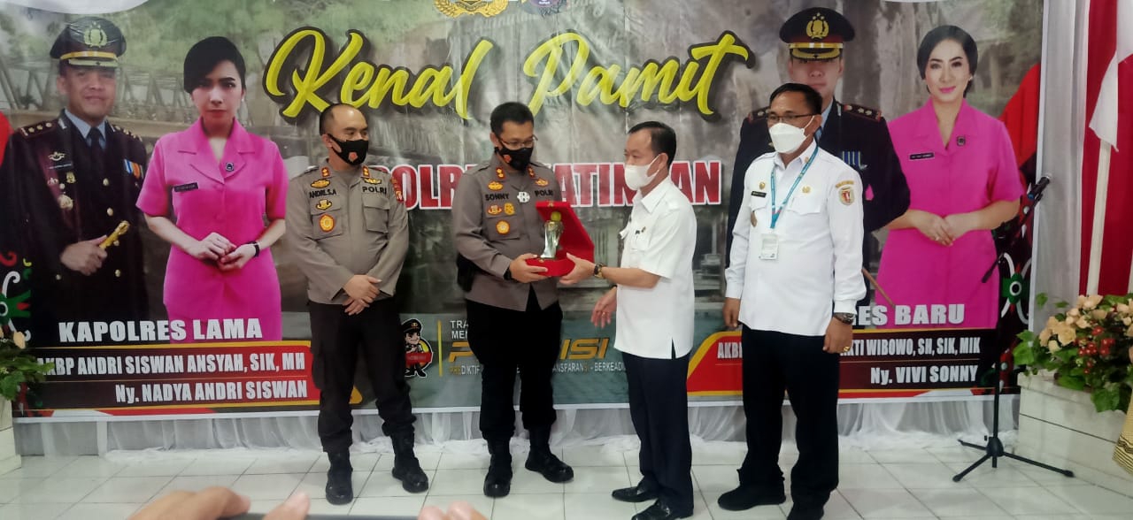 Kapolres Katingan yang baru AKBP Paulus Sonny Bhakti Wibowo, Kapolres Katingan sebelumnya AKBP Andri Siswan Ansyah dan Bupati Katingan Sakariyas, dalam prosesi Kenal Pamit, Rabu (4/8/2021) kemarin, di aula Bhayangkara Polres setempat