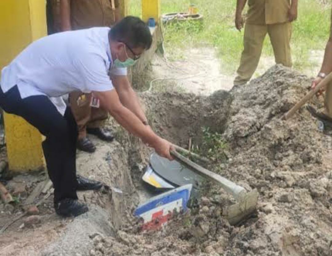 Dishub Barsel saat memusnahkan rambu lalu lintas sungai yang sudah tidak layak