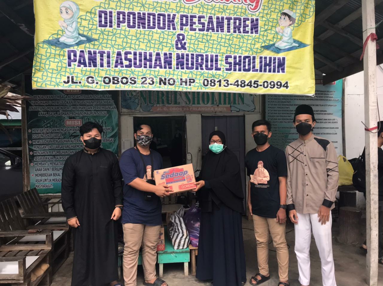 Gusdurian Palangka Raya saat menyerahkan bantuan sembako ke Panti Asuhan Nurul Sholihin