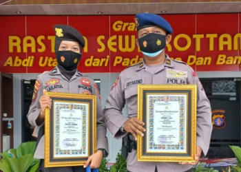 Dua perwakilan personel Polda Kalteng usai menerima penghargaan di momen HUT RI ke-76
