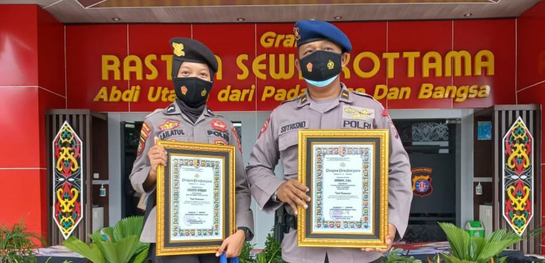 Dua perwakilan personel Polda Kalteng usai menerima penghargaan di momen HUT RI ke-76