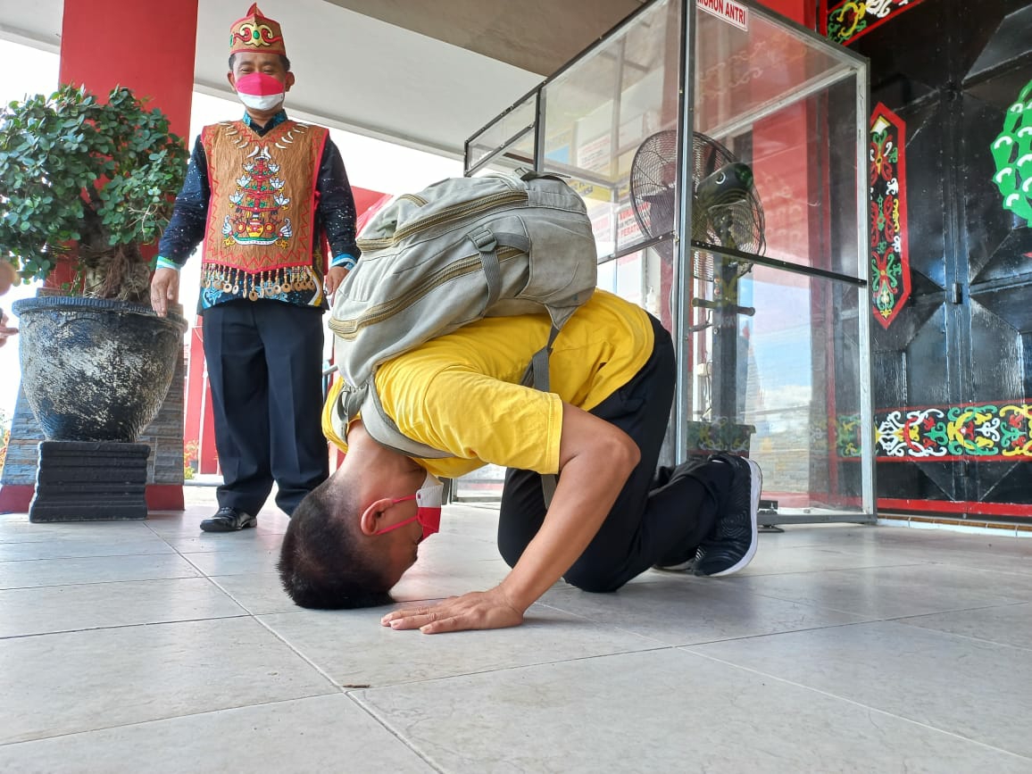 Sujud syukur Somedie sebagai apresiasi usai bebas di Hari Kemerdekaan RI