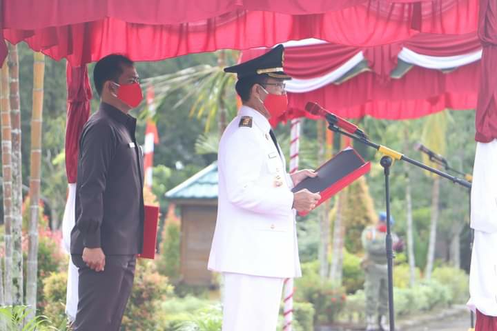 Bupati Katingan Sakariyas saat menjadi irup pada upacara peringatan HUT Kemerdekaan RI ke-75, Selasa pagi (17/8/2021) di halaman kantor Bupati setempat