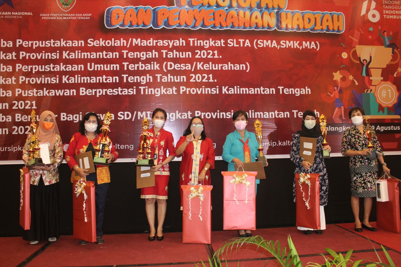 Penyerahan hadiah lomba perpustakaan tingkat Provinsi Kalimantan Tengah