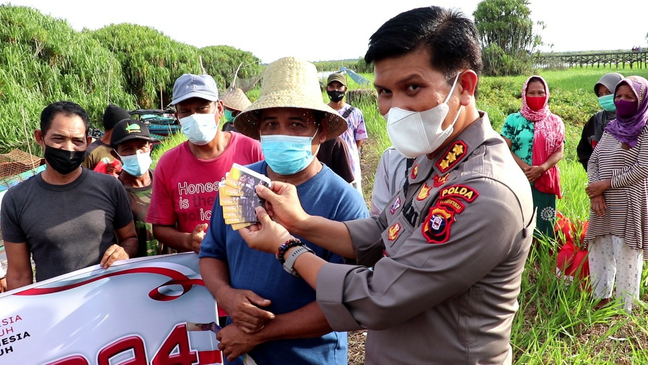 Alumni Akpol 94 saat membagikan sembako ke daerah kumuh