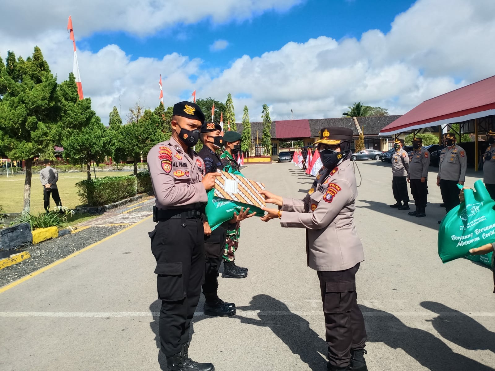 Wakapolda Brigjen Pol Ida Oetari Poernamasasi menyerahkan paket bantuan yang akan disalurkan ke Katingan