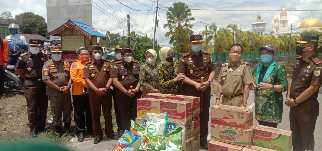 Bupati Katingan Sakariyas saat menerima sejumlah sembako, bantuan dari kepala Kejaksaan Tinggi Kalteng, Imam Wijaya, Senin siang (30/8/2021), di posko pelayanan bencana banjir, taman religi - Kasongan