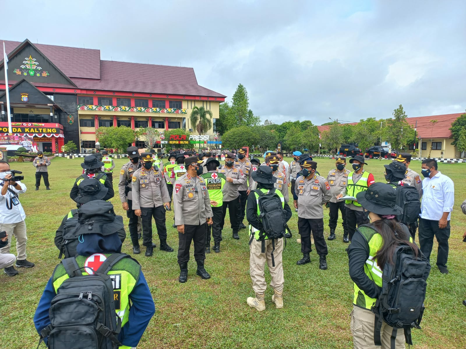 Kapolda Irjen Pol Dedi Prasetyo memeriksa kesiapan personel batalyon vaksinator