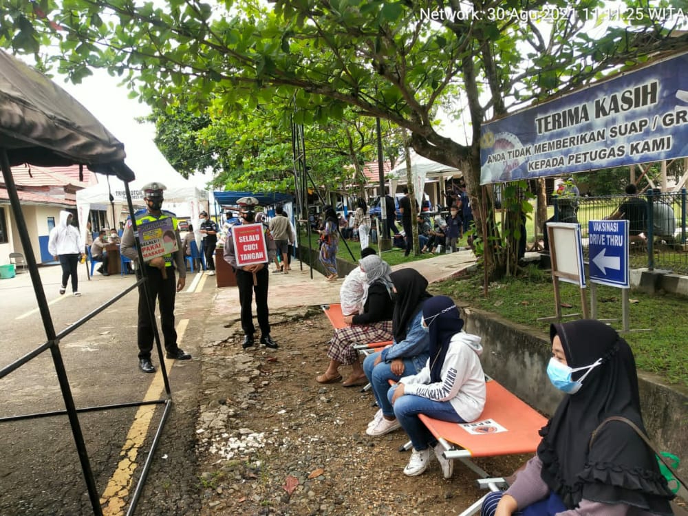 Pelaksanaan vaksinasi oleh Polres Bartim di halaman Mapolres Bartim Jl. A.Yani Km 06 Tamiang Layang, Kecamatan Dusun Timur, Kabupaten Barito Timur, Kalimantan Tengah