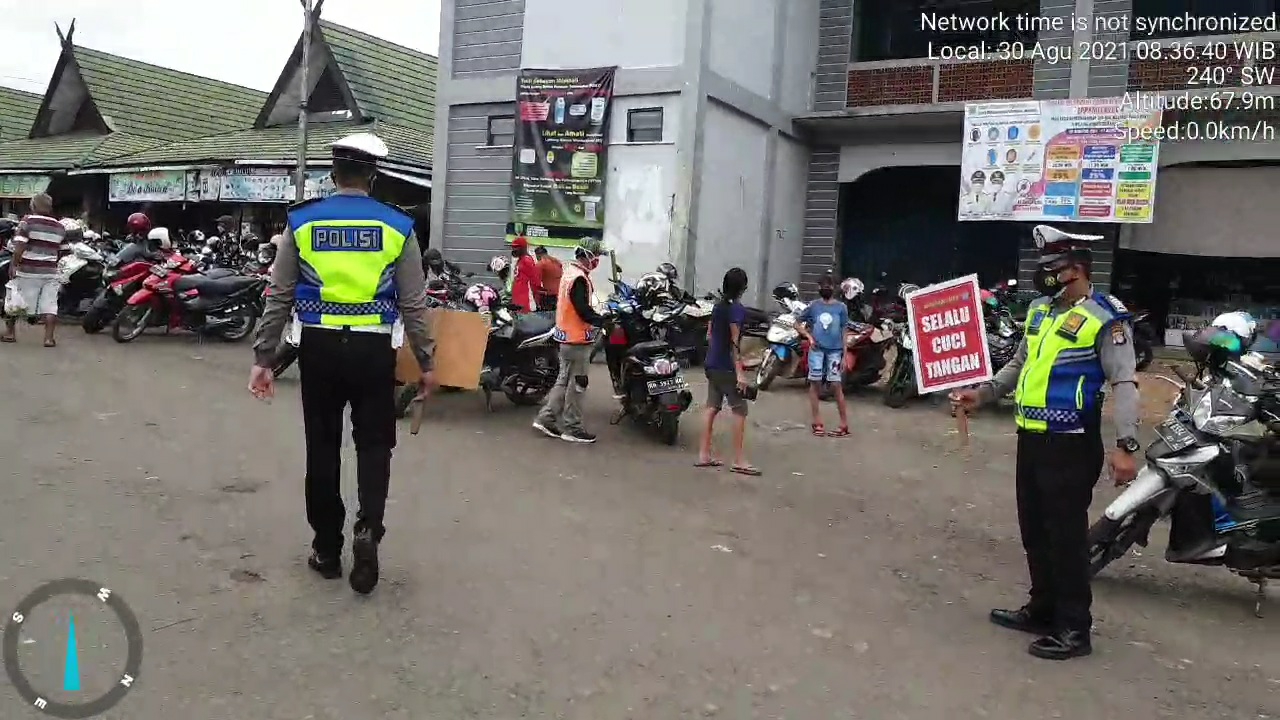 Personil Polres Barito Timur saat melakukan patroli dan menyambangi pasar induk Temanggung Djayakarti Tamiang Layang