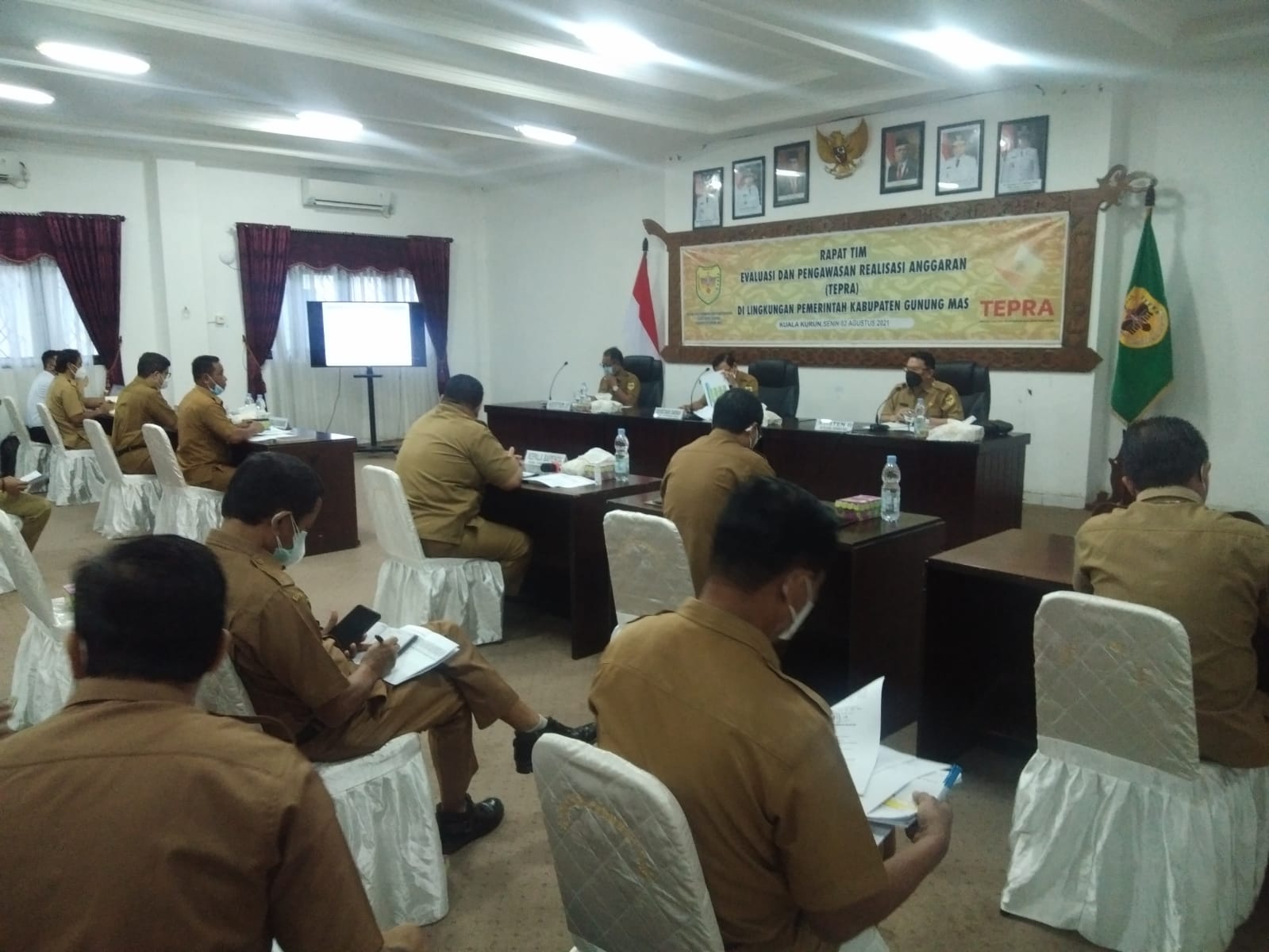 Pelaksanaan Rapat Tim Evaluasi dan Pengawasan Realisasi Anggaran (TEPRA) di lingkungan Kabupaten Gunung Mas per tanggal 30 Juli 2021 dipimpin langsung oleh Yansiterson selaku Sekretaris Daerah Kabupaten Gunung Mas di ruang rapat lantai, Senin (2/8/2021)