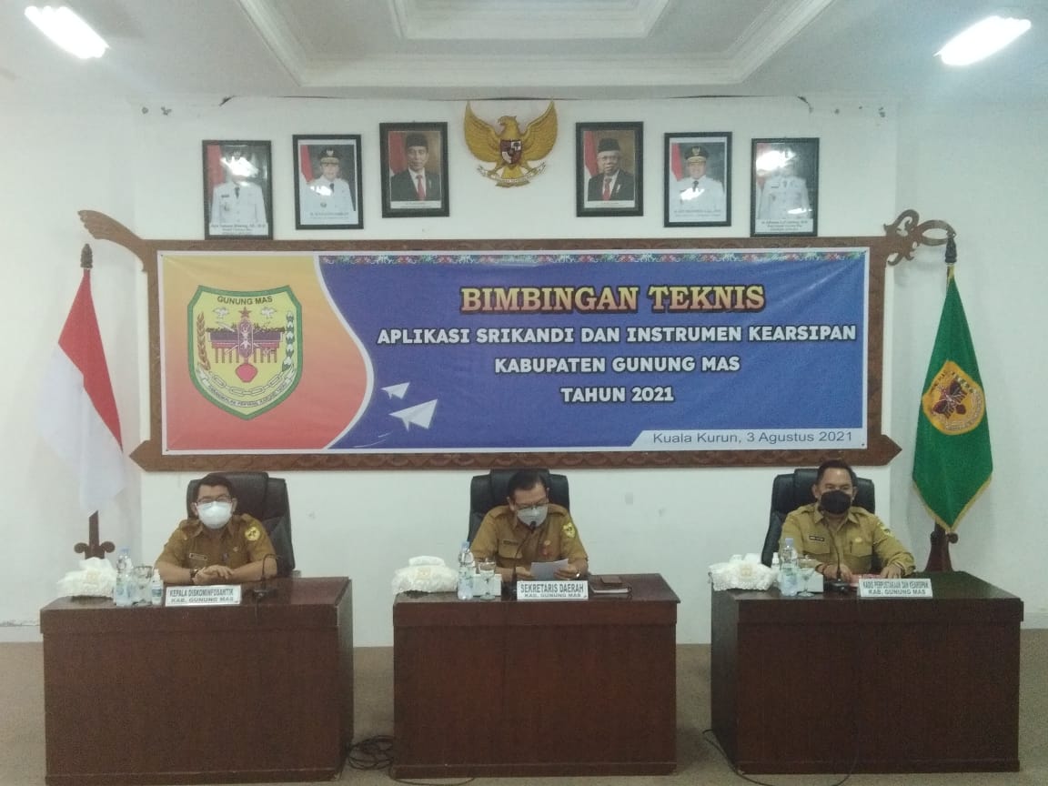 Sekretaris Daerah Kabupaten Gunung Mas, Yansiterson, saat membuka kegiatan Bimbingan teknis (bimtek) aplikasi Sistem Informasi Kearsipan Dinamis Terintegrasi (SRIKANDI) secara virtual dari ruang rapat lantai 1 kantor Bupati, Selasa (3/8/2021)