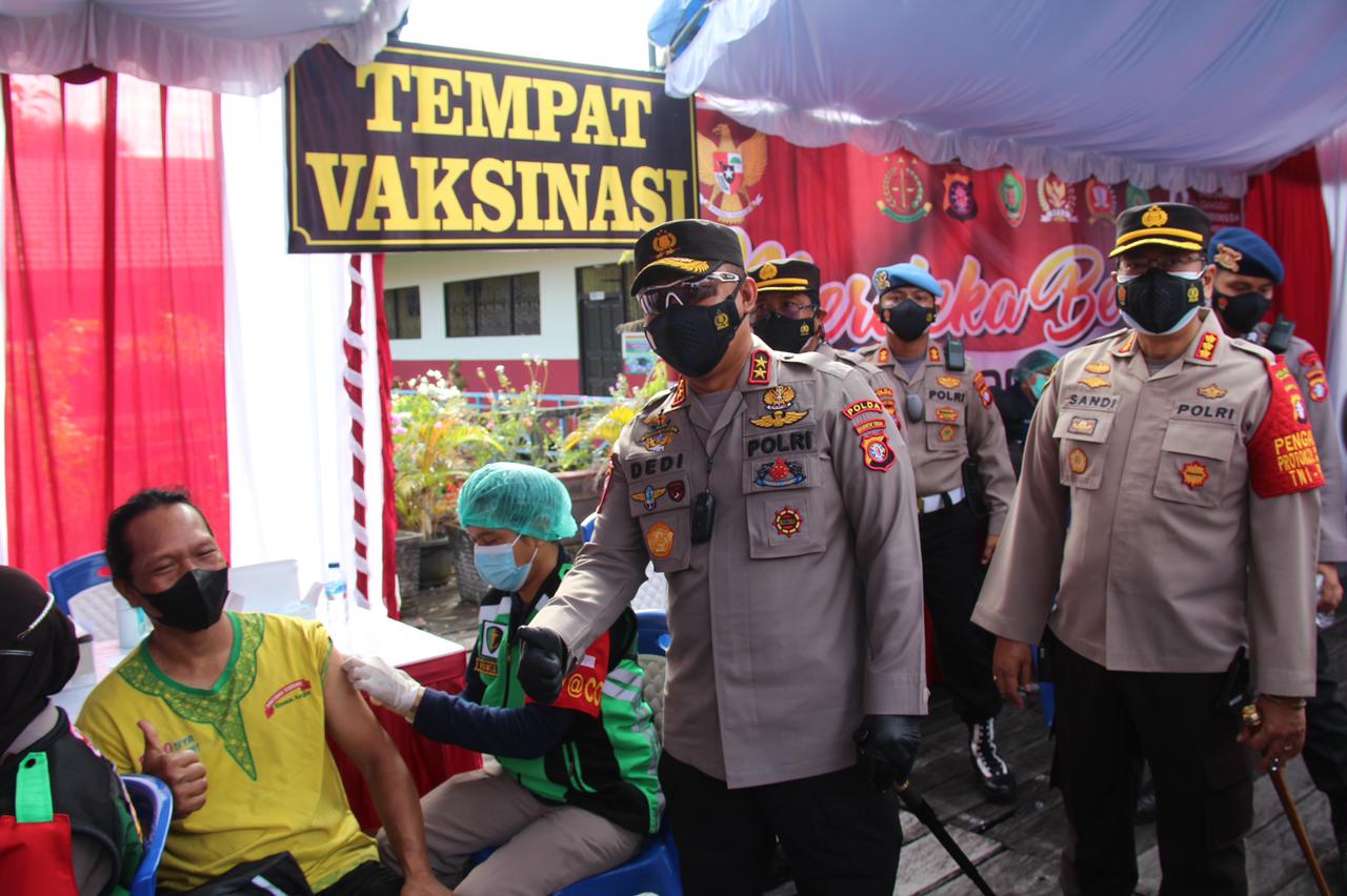 Kapolda Kalteng Irjen Pol Dedi Prasetyo di sela peninjauan vaksinasi bagi warga korban kebakaran di Jalan Mendawai