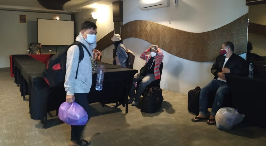Pasien Covid-19 di Palangka Raya saat diantar ke hotel untuk isolasi mandiri