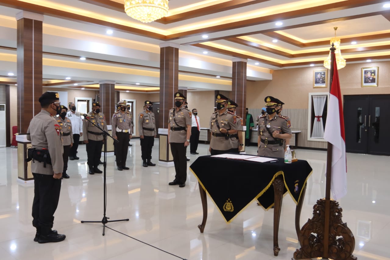 Kapolda Kalimantan Tengah, Irjen Pol Dr. Dedi Prasetyo, M.Hum, M.Si, M.M. saat memimpin sertijab Kapolres Gunung Mas yang berlangsung di Aula Arya Dharma Mapolda Kalteng, Rabu (4/8/2021)