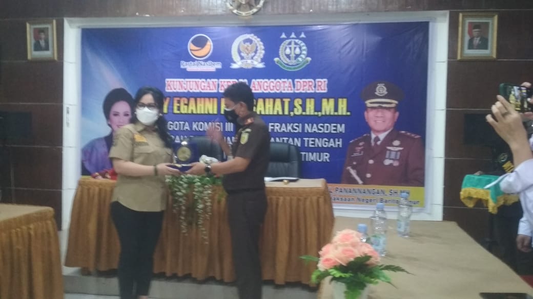 Anggota Komisi III DPR RI Daerah Pemilihan Kalimantan Tengah, Ary Egahni Ben Bahat saat melakukan kunjungan kerja di Kantor Kejaksaan Negeri Barito Timur, Senin (9/8/2021)