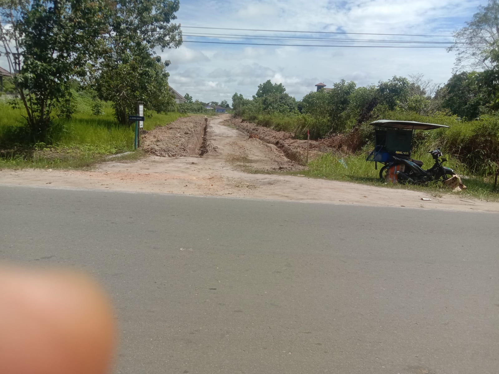 Badan Jalan Salak yang sedang dikerjakan Dinas Perkimtan Kabupaten Katingan melalui pihak ketiga (rekanan) pemenang tender