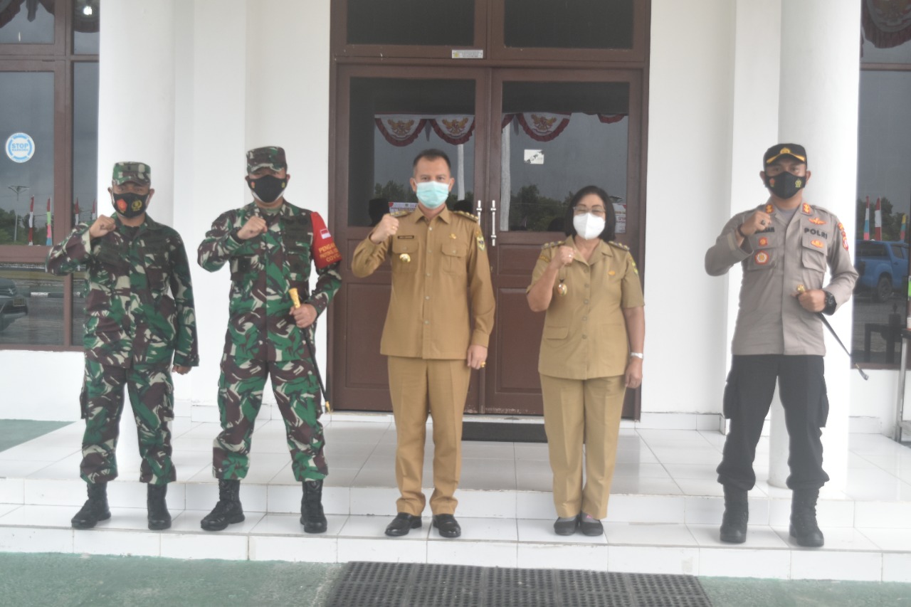 Bupati Gunung Mas Jaya Samaya Monong dan Wakil Bupati Gunung Mas Efrensia L.P. Umbing saat menerima kunjungan silaturahmi Kapolres yang Baru AKBP Irwansah, beserta Dandim Palangkaraya Kolonel Inf Rifki Yusup, Pabung 1011/PLK yang baru Mayor Inf Idham Khalid, di ruang kerja Bupati, Selasa (10/8/2021)