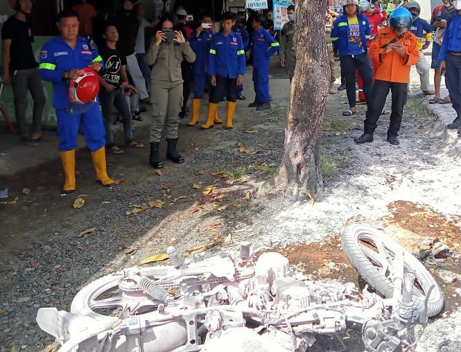 Motor yang terbakar dapat dipadamkan oleh para pemadam kebakaran dan Polres Kapuas