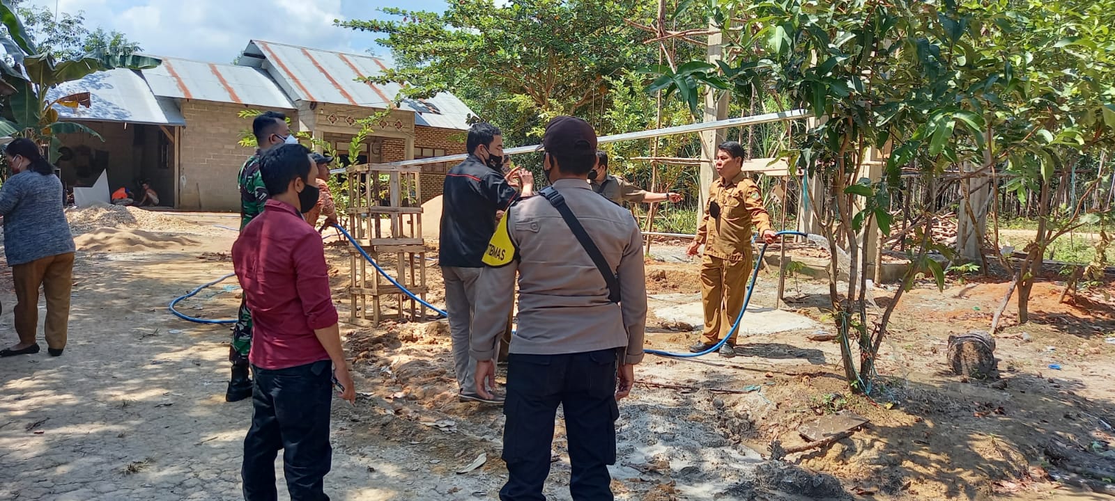 Jajaran Kepolisian Sektor (Polsek) Dusun Tengah, Kepolisian Resor (Polres) Barito Timur didukung anggota TNI saat melaksanakan kegiatan monitoring program pembangunan desa