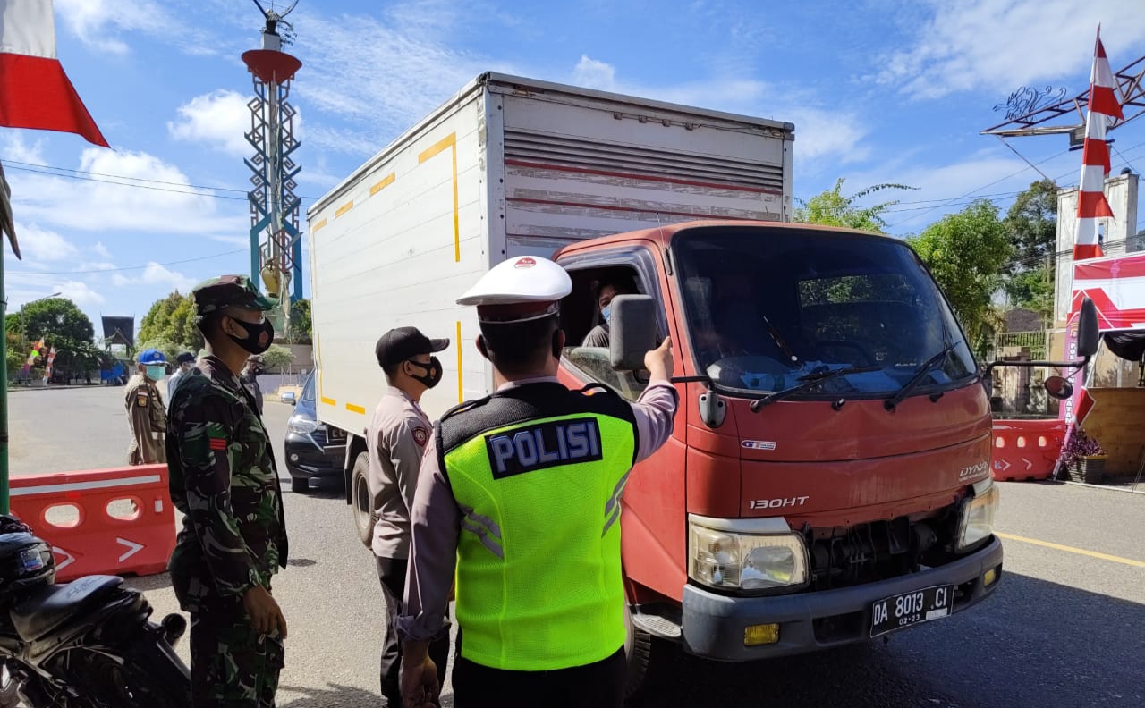 Petugas gabungan Pos Penyekatan PPKM di perbatasan Provinsi Kalimantan Tengah (Kalteng) dan Kalimantan Selatan (Kalsel) saat melaksanakan Operasi Yustisi di Bundaran Tugu di Kelurahan Taniran, Kecamatan Benua Lima, Kabupaten Barito Timur, Rabu (11/8/2021)