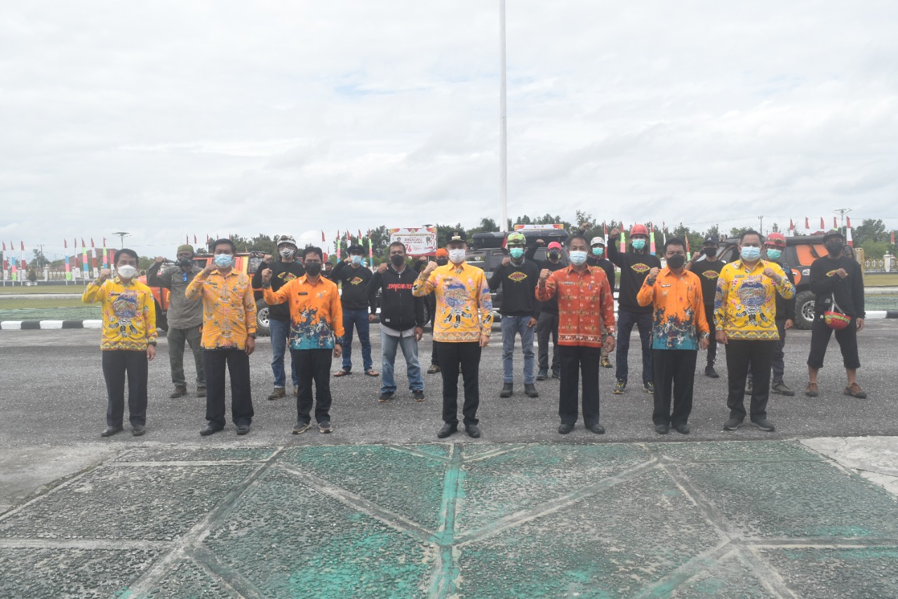 Bupati Gunung Mas, Jaya Samaya Monong, saat melepas Tim Ekspedisi Panjat Tebing Puruk Sandukui Gunung Mas tim Skyger Vertical Voyage Indonesia di halaman kantor Bupati Gunung Mas, Kamis (12/8/2021)