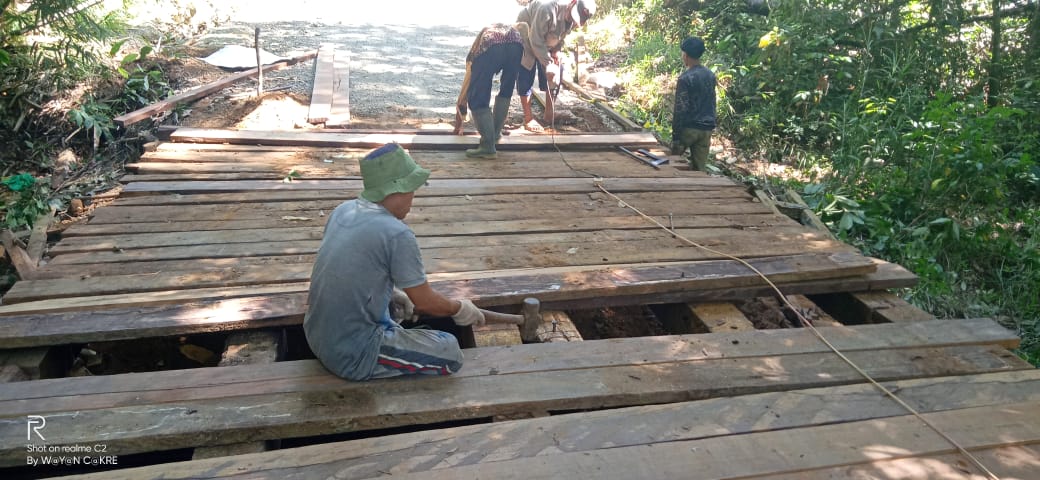 Perbaikan Jembatan Malisin penghubung Desa Gumpa dan Desa Mangkarap