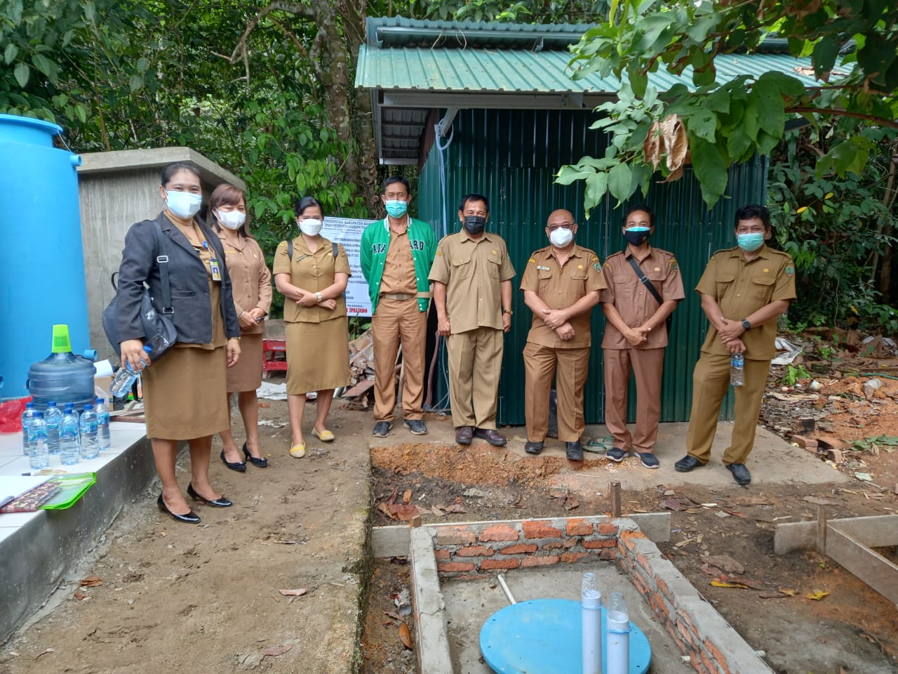 DLH Bartim dan Dinas Kesehatan saat turun lapangan untuk mengecek pengelolaan limbah di Pusat Pelayanan Kesehatan (Puskesmas) setempat