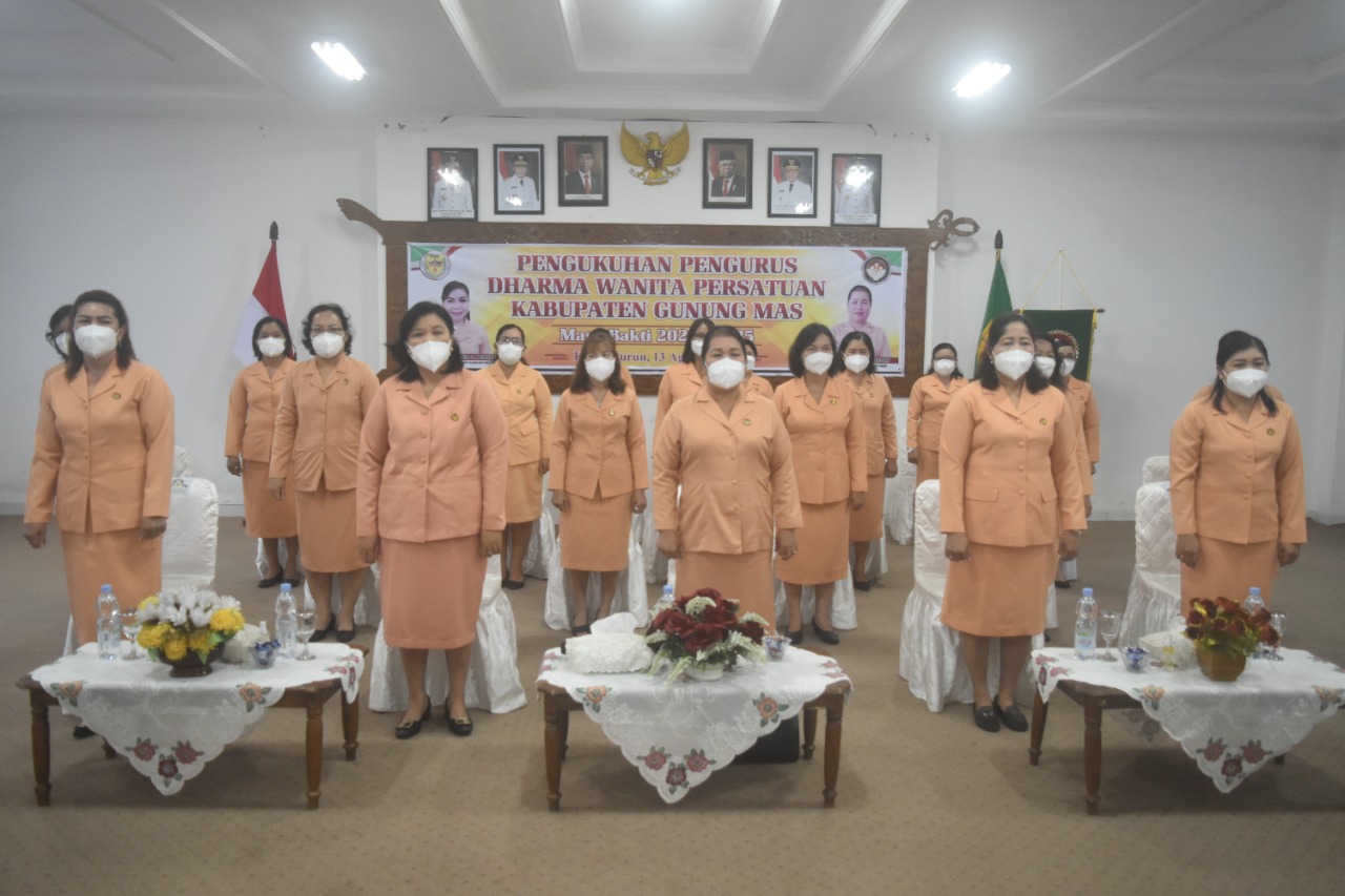 Pengurus Dharma Wanita Persatuan (DWP) Kabupaten Gunung Mas masa bakti 2020-2025 dikukuhkan oleh Ketua DWP Kalteng Ny. Anita Nuryakin bertempat di Ruang Rapat Lantai 1 Kantor Bupati yang dikukuhkan mengikuti secara virtual, Jumat (13/8/2021)