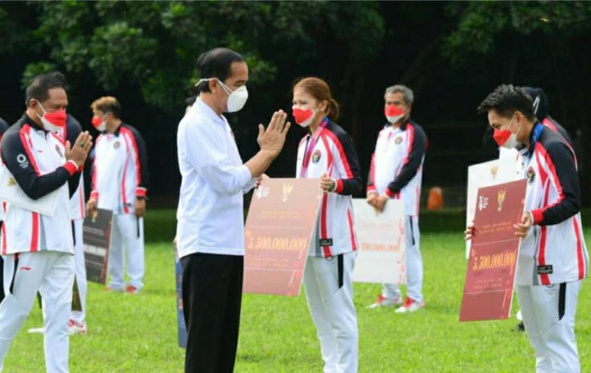 Jokowi berterima kasih kepada pasangan Ganda Putri dari cabang olahraga bulutangkis Greysia/Apriyani atas medali emas yang diraih