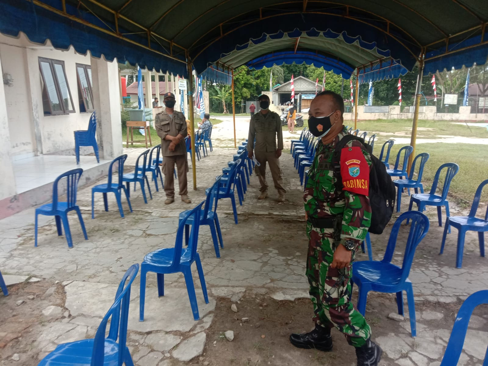 Babinsa Kereng Bangkirai memantau pelaksanaan vaksinasi dosis kedua