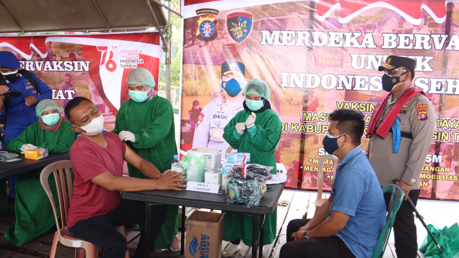 Kapolda Irjen Pol Dedi Prasetyo saat meninjau pelaksanaan vaksin di bantaran Sungai Mentaya