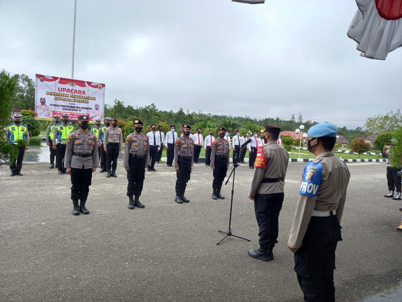 Apel pemberian penghargaan Kapolda Kalteng kepada Personel Polres Gunung Mas dengan prestasi berperan aktif dan berdedikasi tinggi sebagai Tim Pemulasaran dan Perawatan Jenazah Pasien Covid-19 di wilayah Polres Gunung Mas, di halaman apel Polres Gunung Mas, Selasa (17/8/2021)