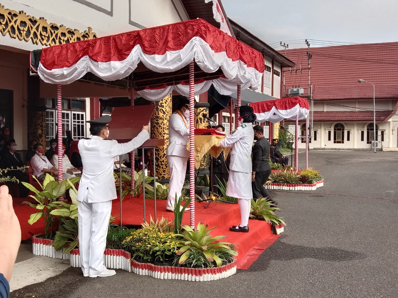 Upacara peringatan detik-detik Proklamasi Kemerdekaan Republik Indonesia yang ke-76 di lingkungan Pemerintah Kabupaten Barito Timur, Selasa (17/8/2021)