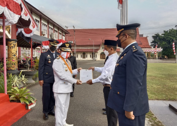 Bupati Barito Timur, Ampera AY Mebas dengan didampingi Kepala Rutan Tamiang Layang, Surya Dharma saat memberikan remisi umum dalam rangka HUT RI ke-76