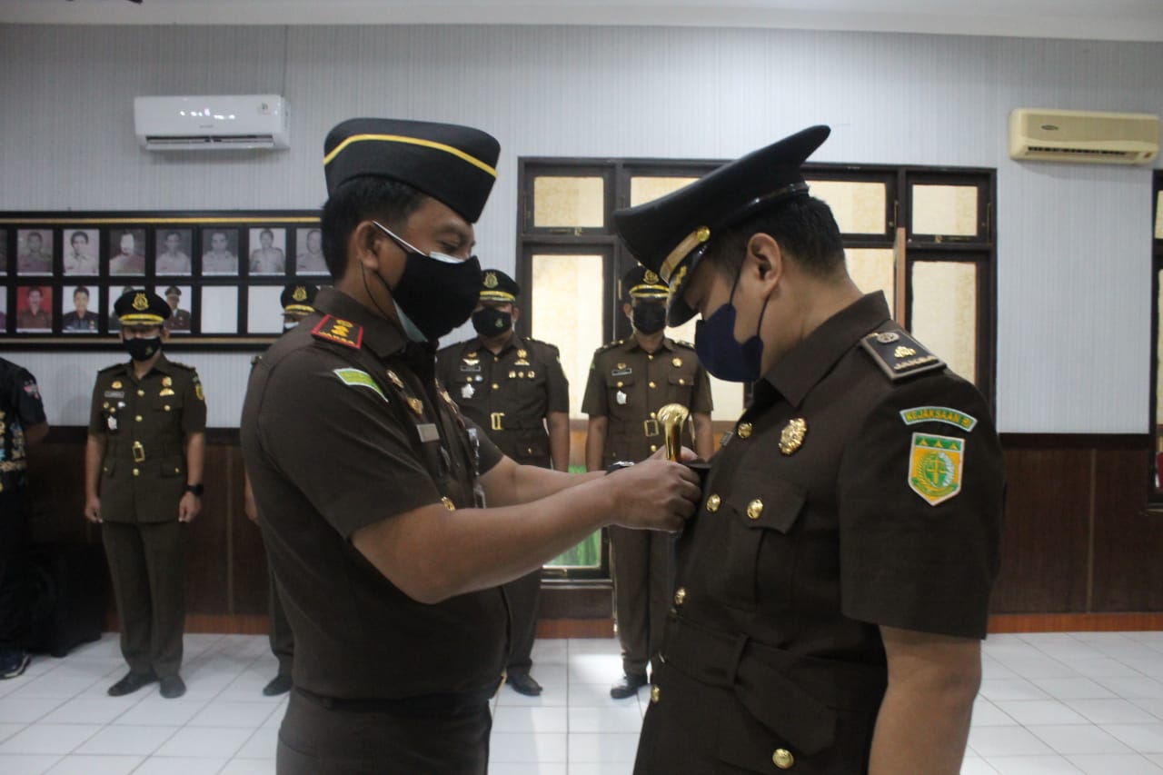 Kepala Kejaksaan Negeri Barito Timur, Daniel Panannangan, mengambil sumpah dan melantik Kepala Seksi Pidana Umum Kejaksaan Negeri Barito Timur, Dody Heryanto, di Aula Kejaksaan setempat, Rabu (18/8/2021)