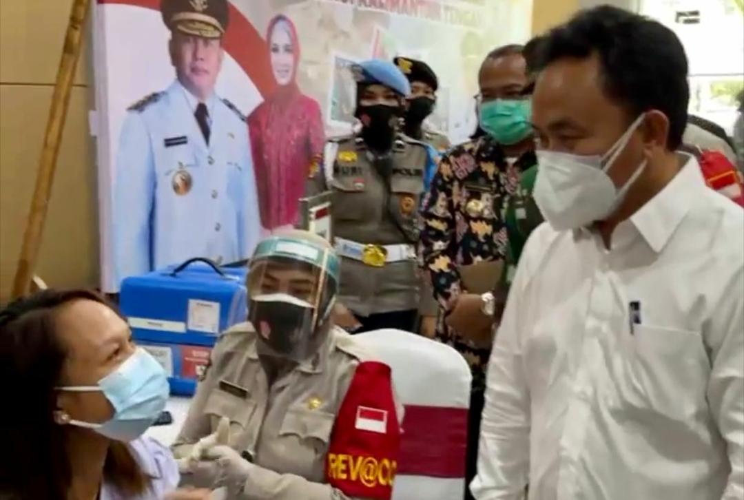 Gubernur Kalteng, H. Sugianto Sabran, saat meninjau kegiatan vaksinasi Covid-19 bagi ibu hamil