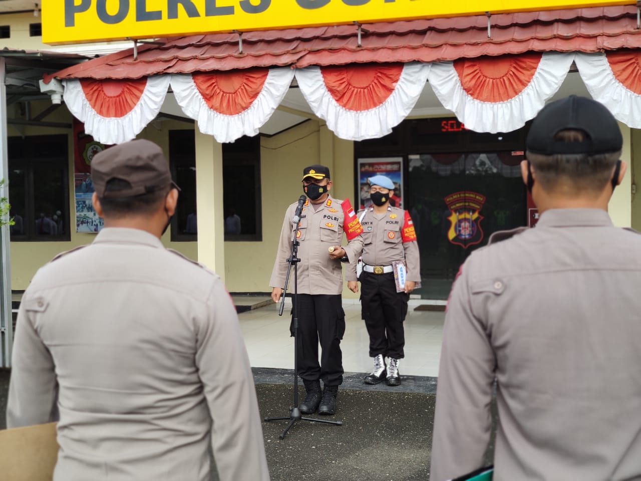 Kapolres Gunung Mas (Gumas) AKBP Irwansah, S.I.K., saat memimpin pelaksanaan apel yang bertempat di Halaman Mapolres Gumas, Senin (23/8/2021)