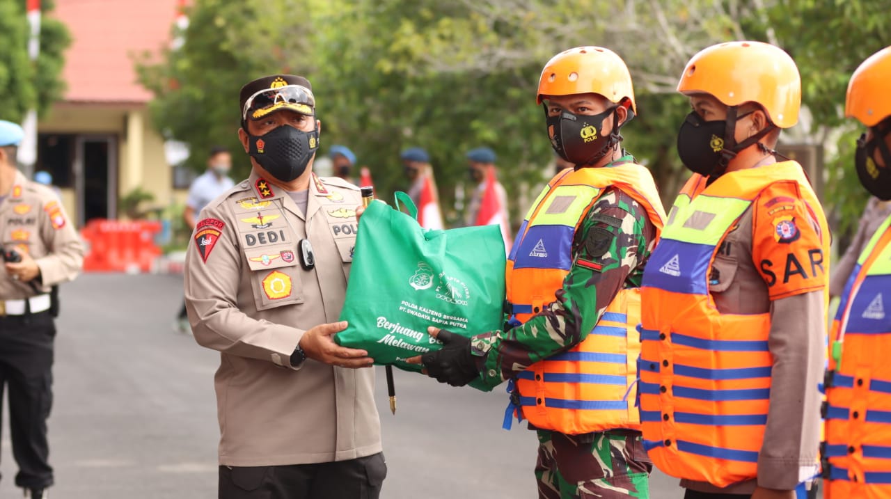 Kapolda Irjen Pol Dedi Prasetyo memberikan paket sembako kepada personel untuk disalurkan ke korban banjir