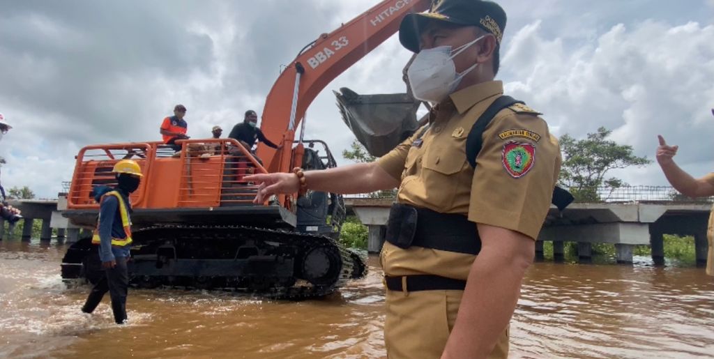 Gubernur Kalteng Sugianto Sabran bersama Wakil Gubernur Edy Pratowo, didampingi Kadis PUPR Shalahuddin, dan pihak Balai Jalan Nasional saat memantau kondisi banjir di wilayah Bukit Rawi, Kabupaten Pulang Pisau, Senin (6/9/2021)