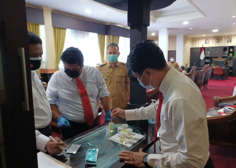 Satresnarkoba menggelar tes urine kepada ASN Pemda dan Pejabat Utama Polres Gunung Mas (Gumas), Senin (6/9/2021)