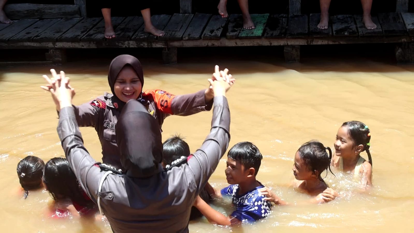 Personel Polda Kalteng memberikan trauma healing dengan giat permainan kepada anak-anak korban banjir