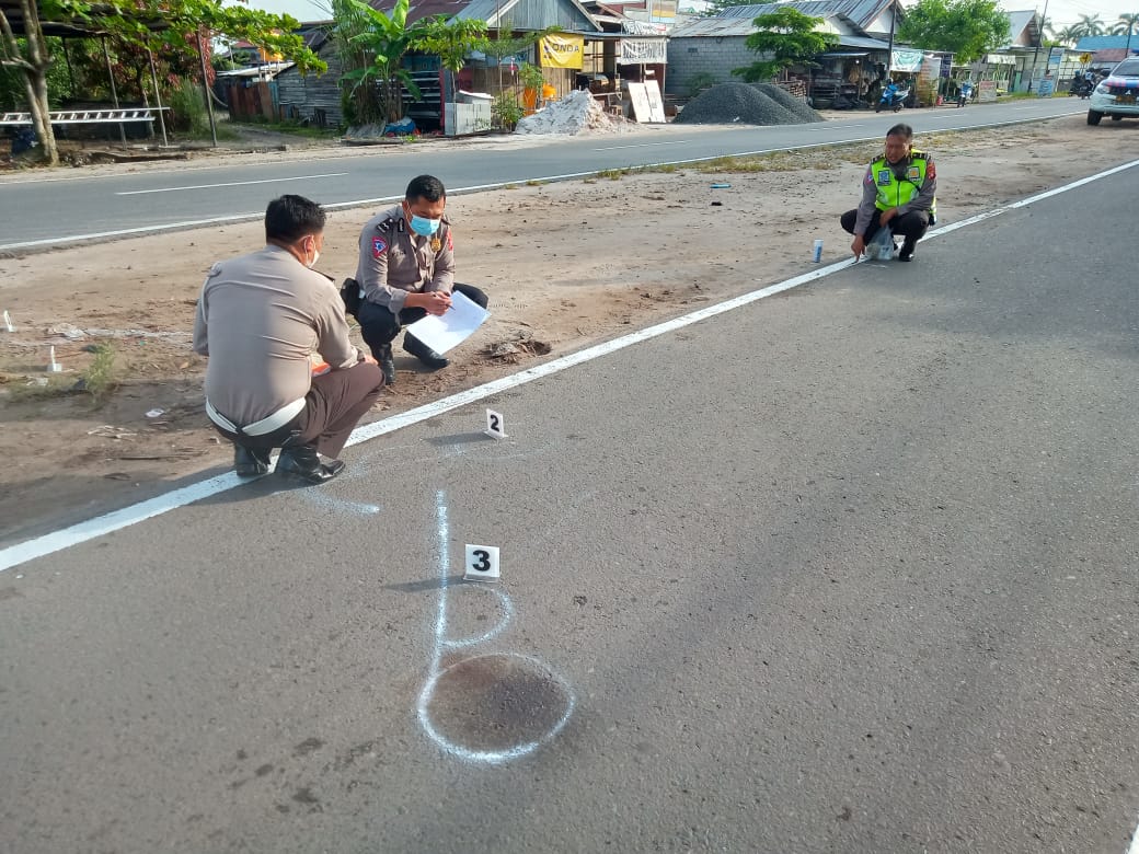 Unit Laka Lantas Polresta Palangka Raya menggelar olah TKP di lokasi kecelakaan Jalan G Obos