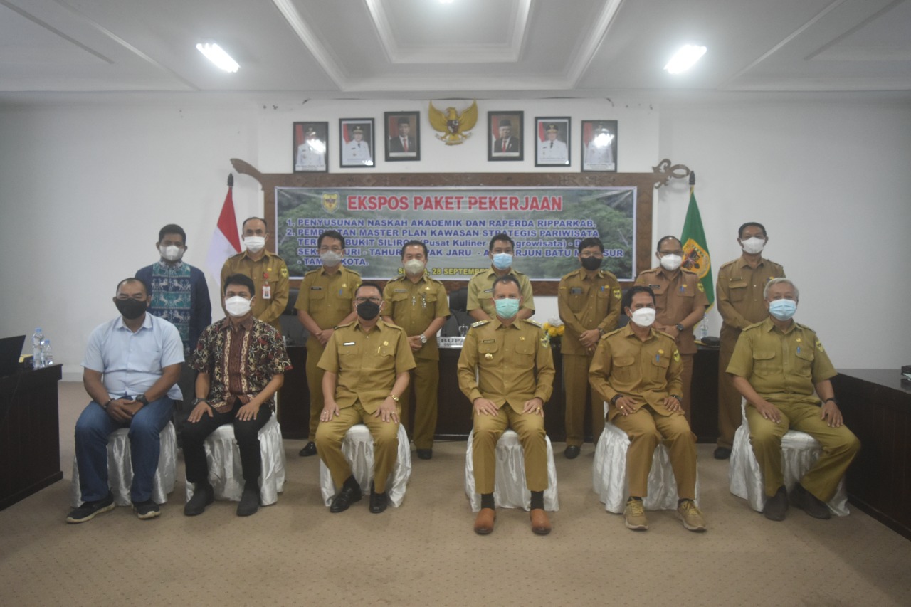 Pelaksanaan rapat ekspos paket pekerjaan, di lantai 1 kantor Bupati, Selasa (28/9/2021)